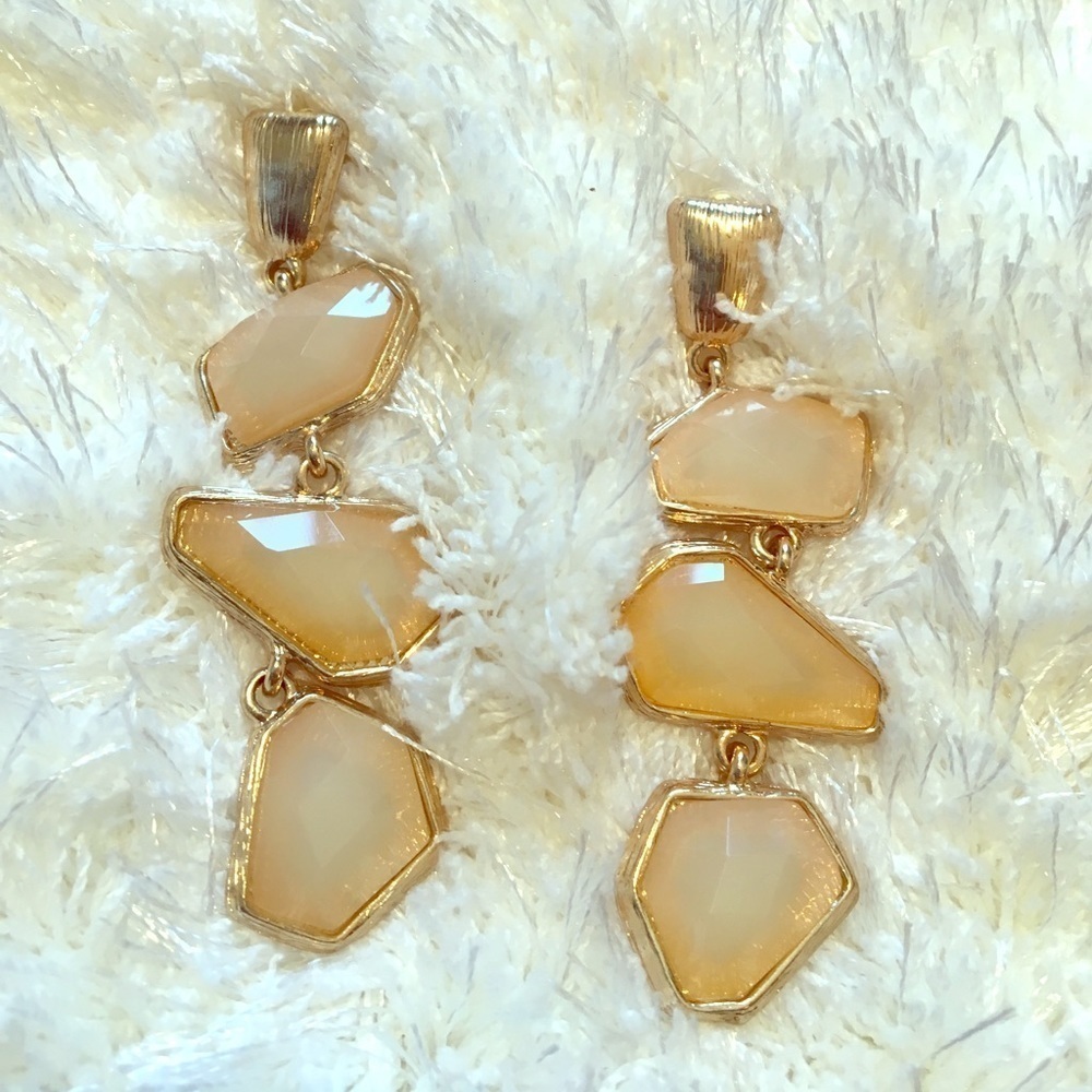 ⭐️6 for $35 - Mix & Match⭐️ Gold and cream statement earrings